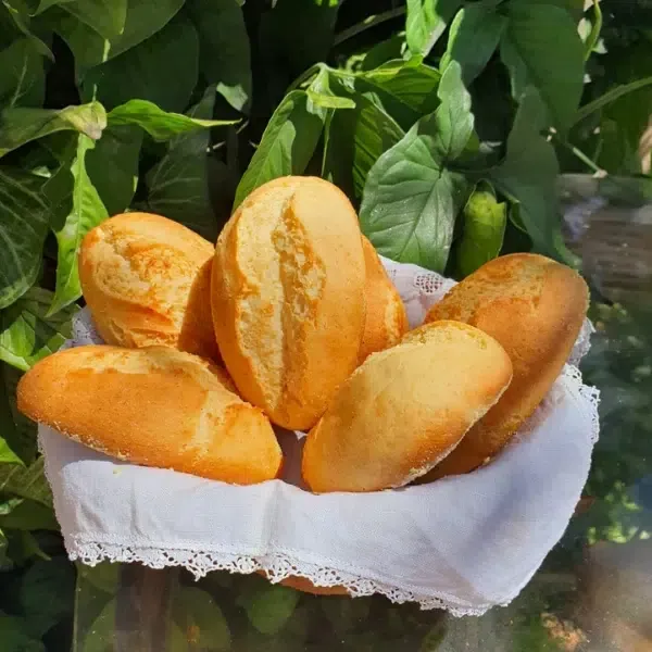 Pães franceses sem glúten numa cesta